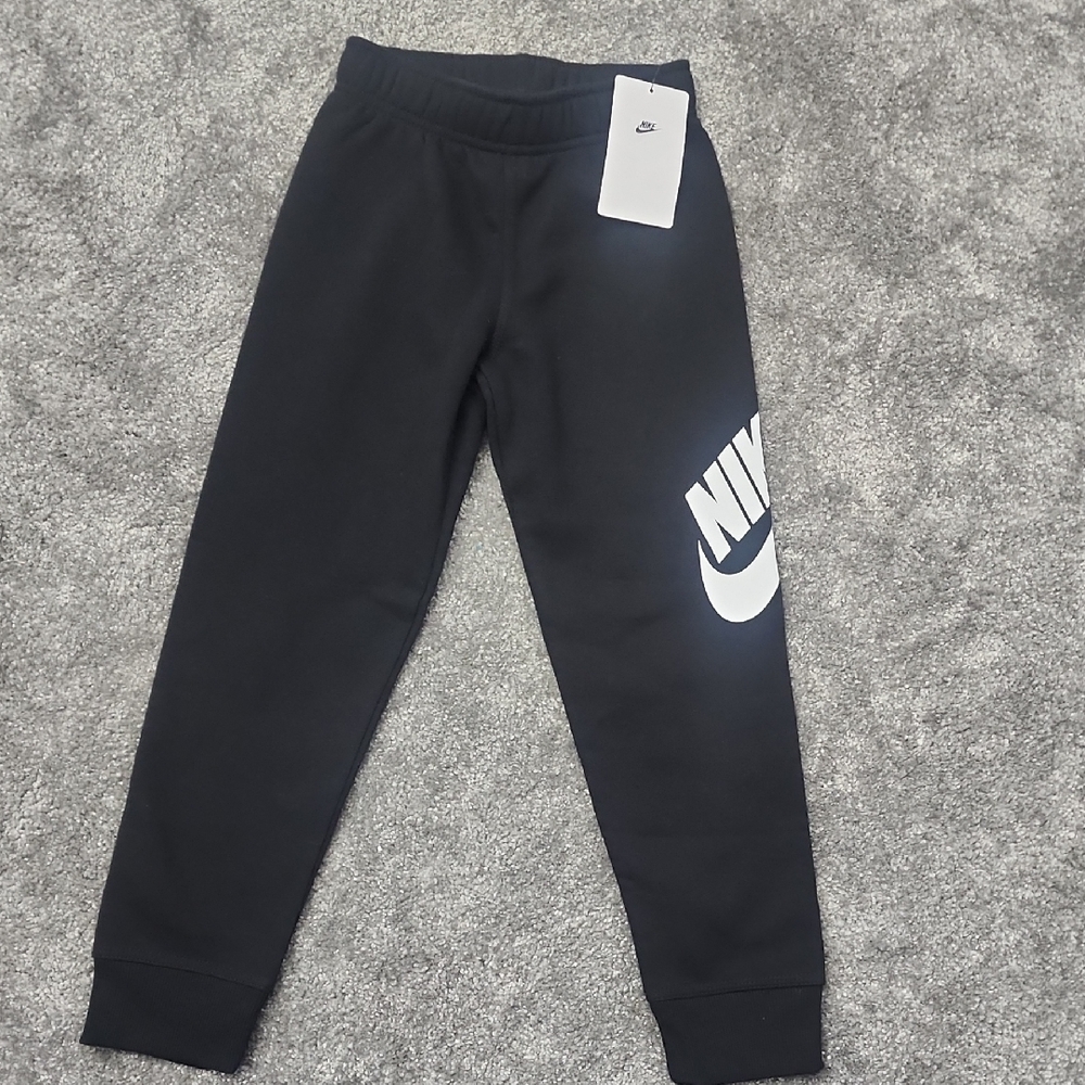 Boys size 6/7 Nike Kids Black Sweatpants with White Logo